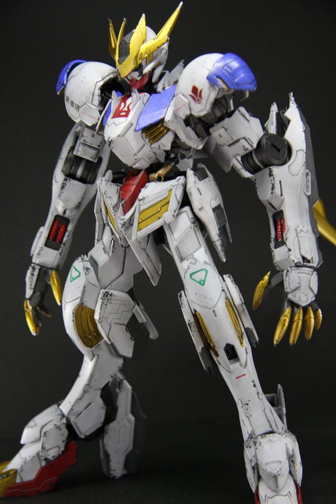 首の稼働域が気になるもののずっしりと構えさせれば最高にかっこいいキットですね!
狼の王にふさわしいプロポーションを出せるバンダイさん凄すぎます!!!