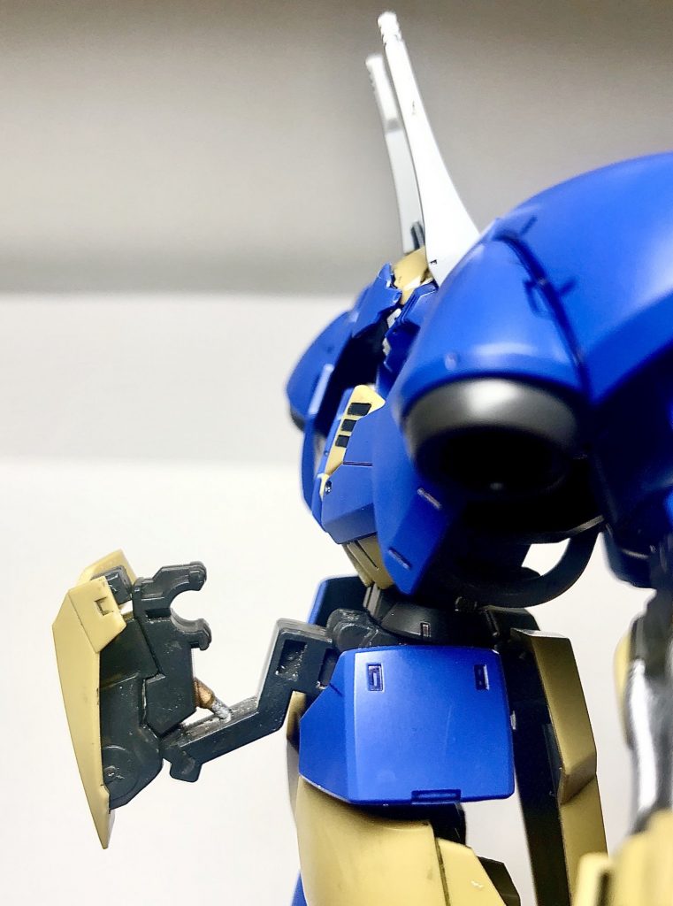 ある意味この機体で一番作り込んだ部分w
フロントアーマーを差し替えて、大剣を保持するパーツを見た目脆弱そうだったんで、多少はマシになるように肉抜きをパテで埋めて、モールドっぽくなってたシリンダーを真鍮線をサイズ変えてシリンダーっぽい見た目にして自作してます。
コラそこ、加工してもシリンダー細すぎて脆弱そうとか言わないw
うちにこれ以上太い真鍮線を切断出来るペンチとかが無いんだから仕方ないでしょうw