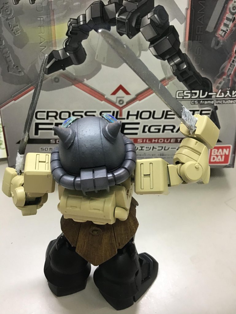 耳は肩のスパイクを切り取って使いました。