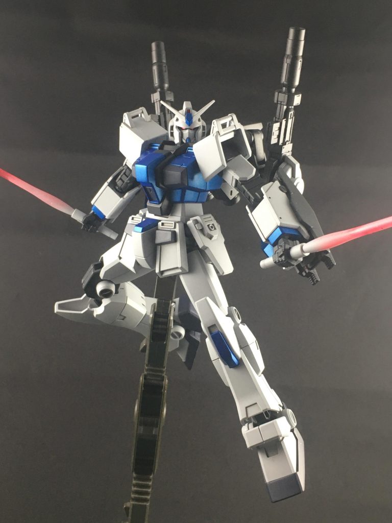 ビームサーベルが若干グラデーションっぽくなってますが、ビームサーベルの柄を塗装する時にビームサーベルにぶっ刺したまま塗装したらこうなりました