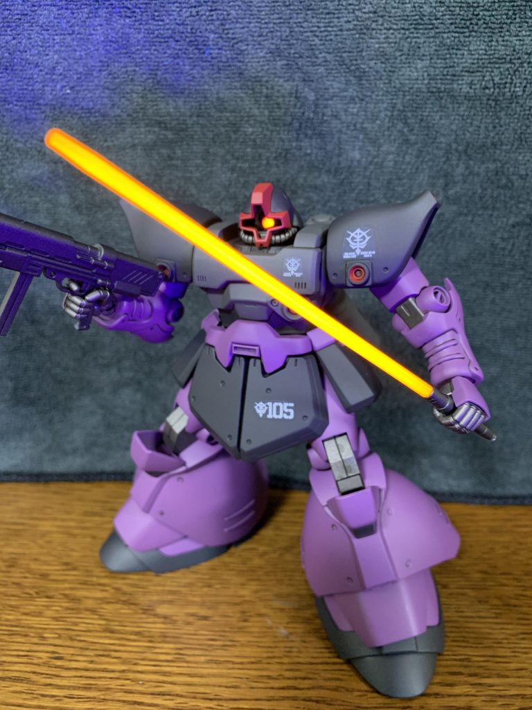 モノアイは頭部にポリキャップを仕込んで、上下左右に動くようにしてあります。