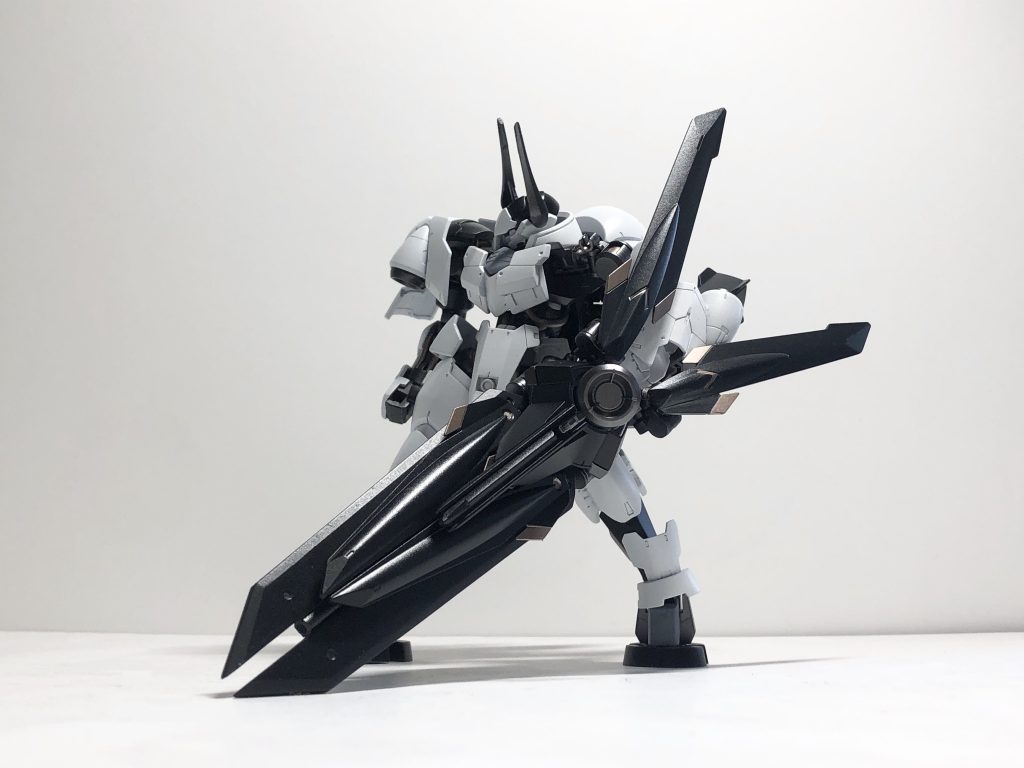 左腕はライフルと腕が一体に見えるようにパーツを再配置しました。大型キャノンの反動に耐えるためにヘルムヴィーゲのバックパック部分を移植して衝撃軽減装置としました。