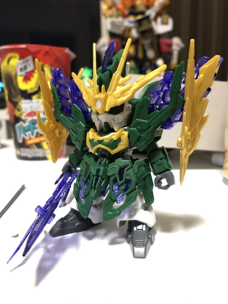 元々紫色の大きな部分は、クリアパーツで形成されておりました。
…が、クリアパーツ以外の紫部分塗装で色を合わせることが出来ず、結局上塗りしてしまっております。
GXクリアピンクにシルバーを混ぜたのですが、シルバーが多すぎてラベンダーみたいな色合いに…。
しかしこれはこれで、明るいキャンディグリーンや、思いの外上品だったゴールドとの相性よく気に入っています。