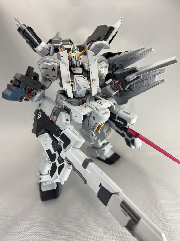 筋彫りやチップを貼ることで情報量を増やしました。赤色の部分は筆で塗り分けています。