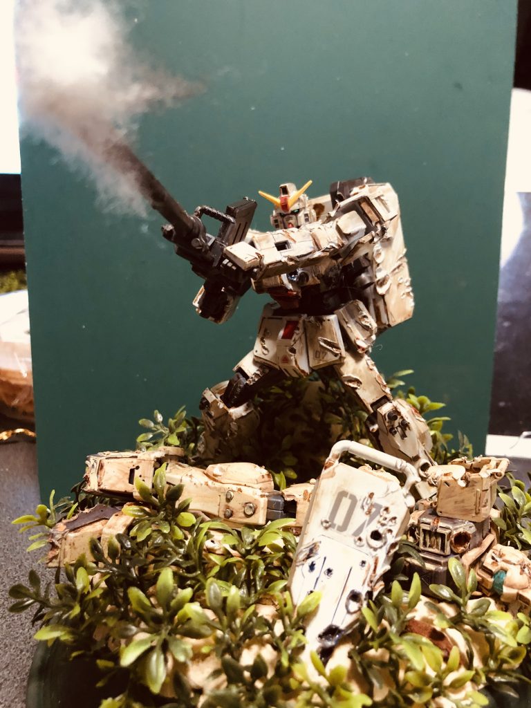 陸戦型ジムも陸戦型ガンダム同様に汚し塗装、ハンダゴテでのダメージ表現を行なっている。

草、土は百均のものを使っているため低予算で制作。