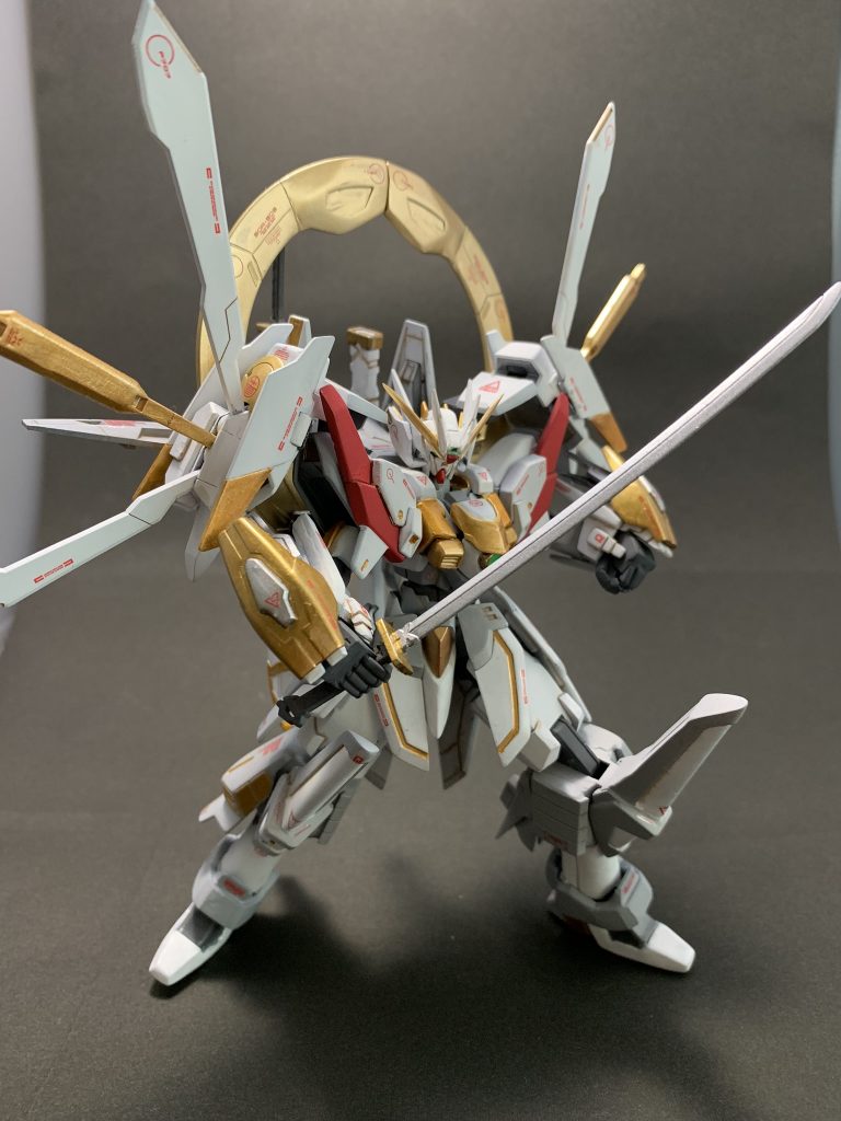 ハイパーモード。
Gガンダム同様、明鏡止水の境地に達すると変形。
背面の半円パーツが光輪に変形。
ウイングパーツも展開しています。
また、ゴッドフィンガーは甲パーツが起き上がり、シャイニングフィンガーっぽい感じに。