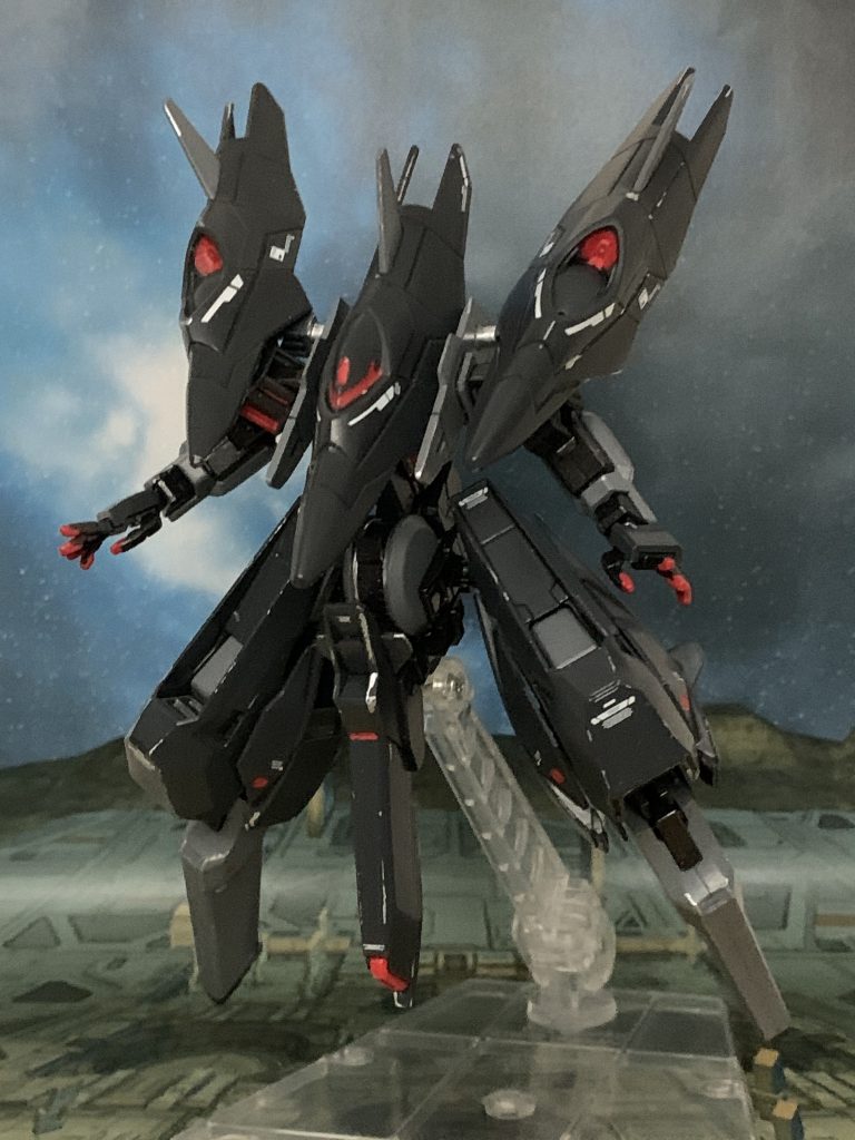 左右の偽頭にはメガ粒子砲を備えている