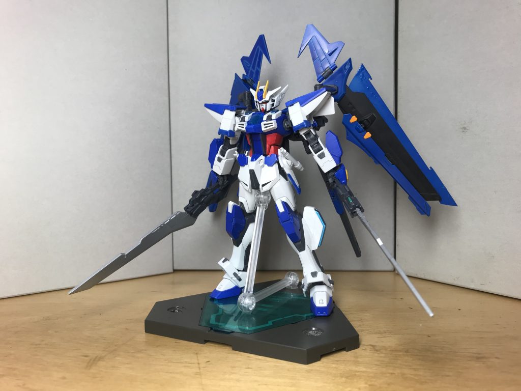 ## GAT-X105BR/AS アサルトストライクガンダムブレイヴ
アサルトストライカーと合体(ブレイヴ)した、ストライクガンダムブレイヴの強化形態
アサルトストライカーの追加によって単体での飛行能力が向上、また、リニアガンとキャノン砲の追加で火力も底上げされた