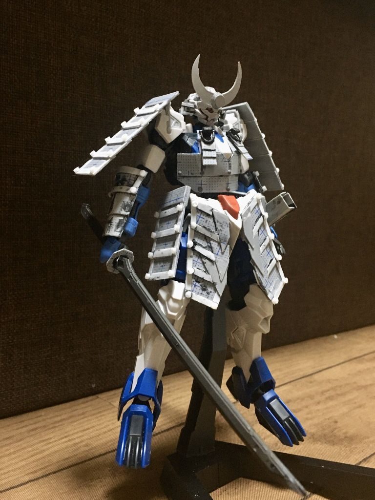 塗装前はこんな感じでした。ミキシングはほとんど行っていませんが、前腕をガンダムヴィダールに、腰をバルバトスルプルレクスに変更しています。