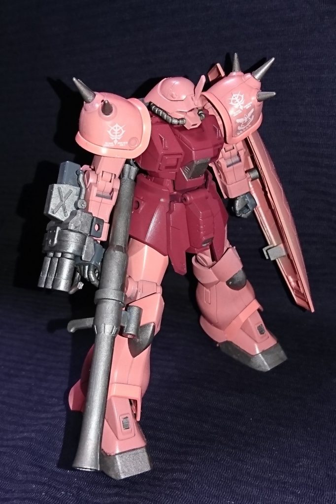 武装は３連ガトリング・ザクバズーカ・ショットガン・ヒートサーベル・大型シールド
上２枚はフラッシュ有りで下２枚はなし　