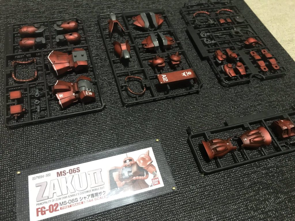 デカールを貼って艶消しにしています。箱のサイドをプレートにしてみました。