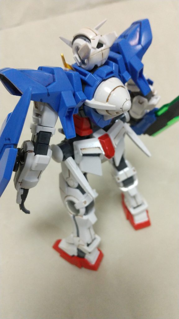 普段から「素組み・つや消し・スミイレ」でHGを作って楽しんでますが、今回は光沢スプレーでコートしてみました。
特にダブルオーの世界観は機体が艶っと綺麗なイメージがありますし。
。。。ありませんかね？