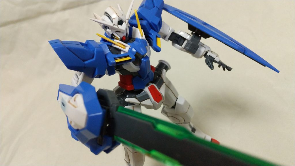 下記のグレー部分はMr.カラーのNo.１３ニュートラルグレーで筆塗りです。
他の箇所は全てガンダムマーカーを皿に出して筆塗りしました。

部分塗装箇所
頭部：側頭部の凹部分をニュートラルグレー
顔　：目をガンダムホワイト、上からガンダムメタグリーン
顔　：ほほのスリット部をイエロー
胸部：イエローパーツの基部をブラック
肩　：肩パーツの裏をニュートラルグレー
脚部：ふくらはぎのスラスタをニュートラルグレー
足　：グレーの部分をニュートラルグレー

スミイレはリアルタッチマーカーの
GM403 リアルタッチブルー１
GM407 リアルタッチブラウン１
を使いました。