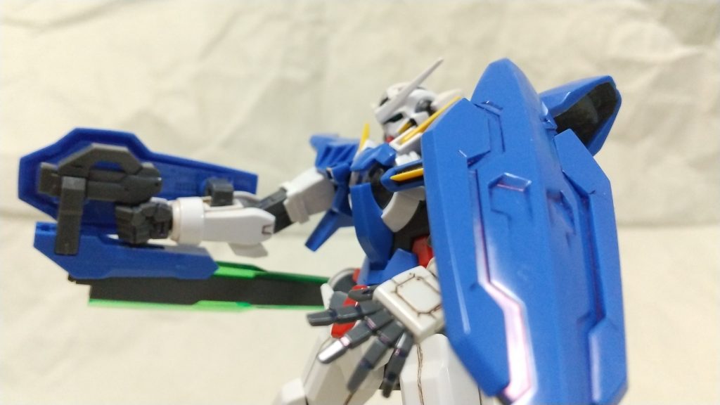 サクッと素組みでトップコートのつもりだったのですが、思っていたより部分塗装すべき個所が多いです。

キット付属のシールを使用して、目立つ箇所は色が付きましたが、まだ足りない為、頑張って部分塗装しました。

ただしシールドの白シールだけは使用せず、成形色の青のままとしました。
青一色のシールドもカッコイイです。