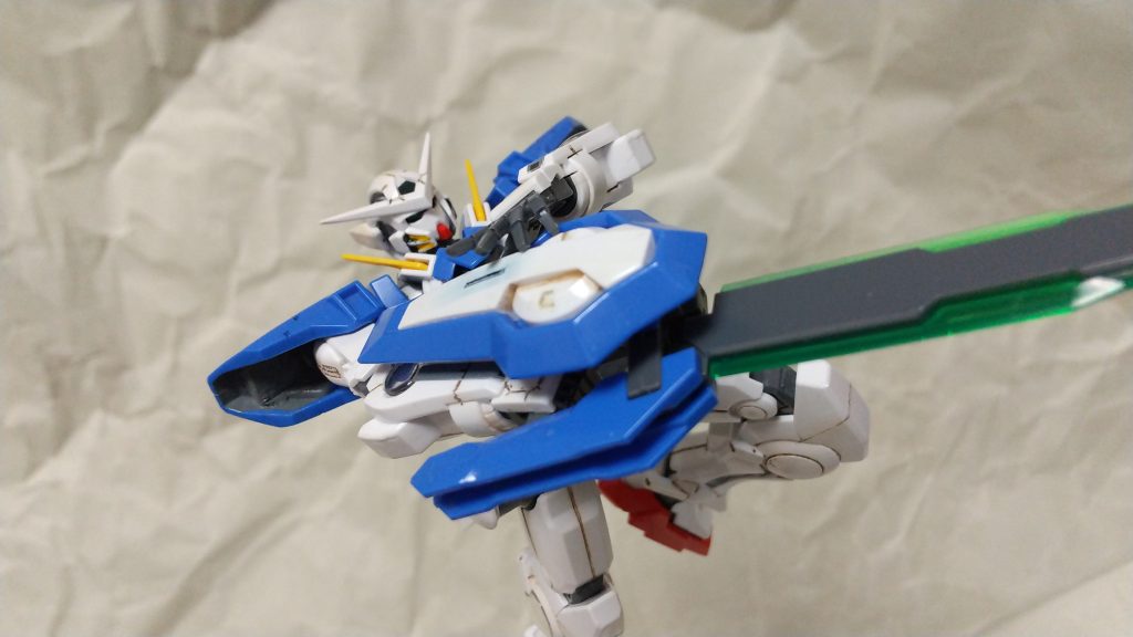 改修３：肩パーツ内の目立つピンとダボ穴を隠す。

ランナーを接着剤で溶かして作る「ランナーパテ」を盛って、ピンとダボ穴を隠しました。
加工は雑でヒドイ仕上げですが、その辺りは次回以降の課題という事で。

改修４：膝パーツ、ふんどしパーツにスジ彫りを追加。

スジ彫りもまだまだヘタっぴです。


今回はつや消しせず、光沢に仕上げましたが、実は前回UPしたリストアMGガンダムを初めに作った時に一緒に購入したと思われる、20年前の光沢スプレーがありまして。
クレオスがまだグンゼ産業だった頃の製品ですが、噴射できる状態だったので、使ってみました。
仕上がりには問題は無かったのですが、現在のトップコートスプレーよりもだいぶ臭いがキツかったです。
昔の製品だからか、経年劣化的なものかはわかりませんが。
今日は強風だったのでベランダ缶スプレーが気兼ねなく出来ましたが、無風の日だったらちょっと躊躇するレベルで臭かったです(^_^;)