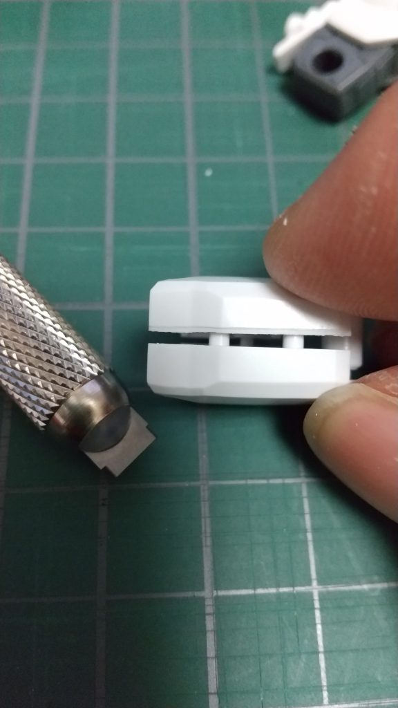 改修２：合わせ目消しが必要な箇所に段落ちモールド加工をして、合わせ目が目立たないようにしました。

段落ちモールドをやってみたくて購入した「ダンモ」の練習です。
まだまだヘタっぴです。。。