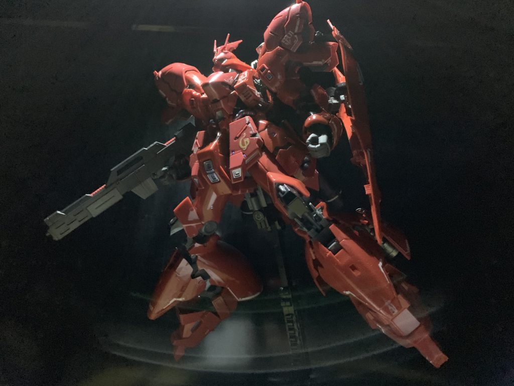 黒バックで光に向かって発進するサザビー。あまりアクションつけない方がカッコイイ機体だなーと思います。