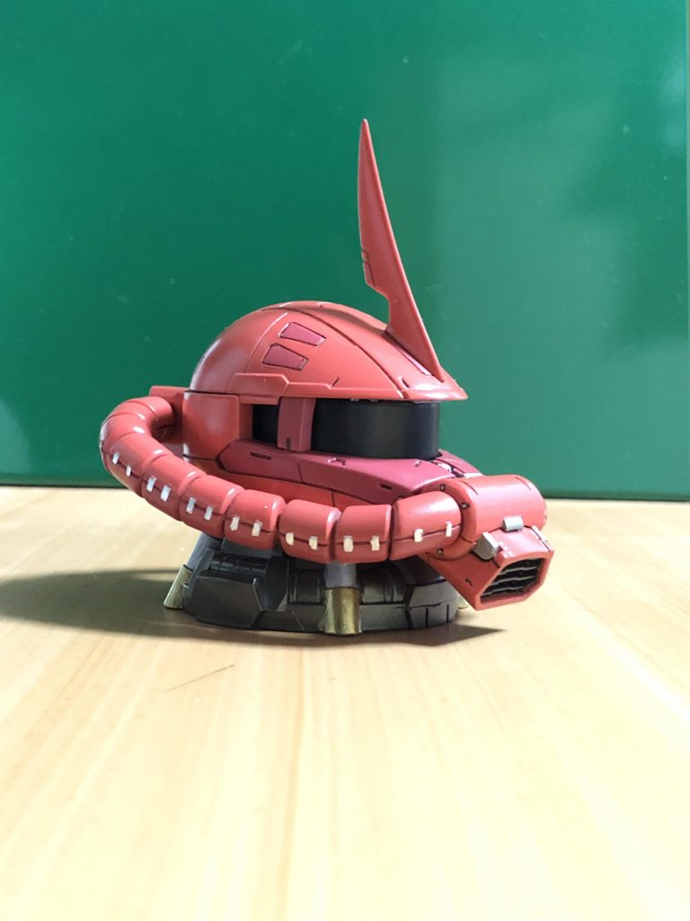 LEDを消灯した状態。
パーティングラインで色分けしたんですが、言われないと分からないレベルの色の誤差。
モノアイカバーはスモーク塗装にしました。