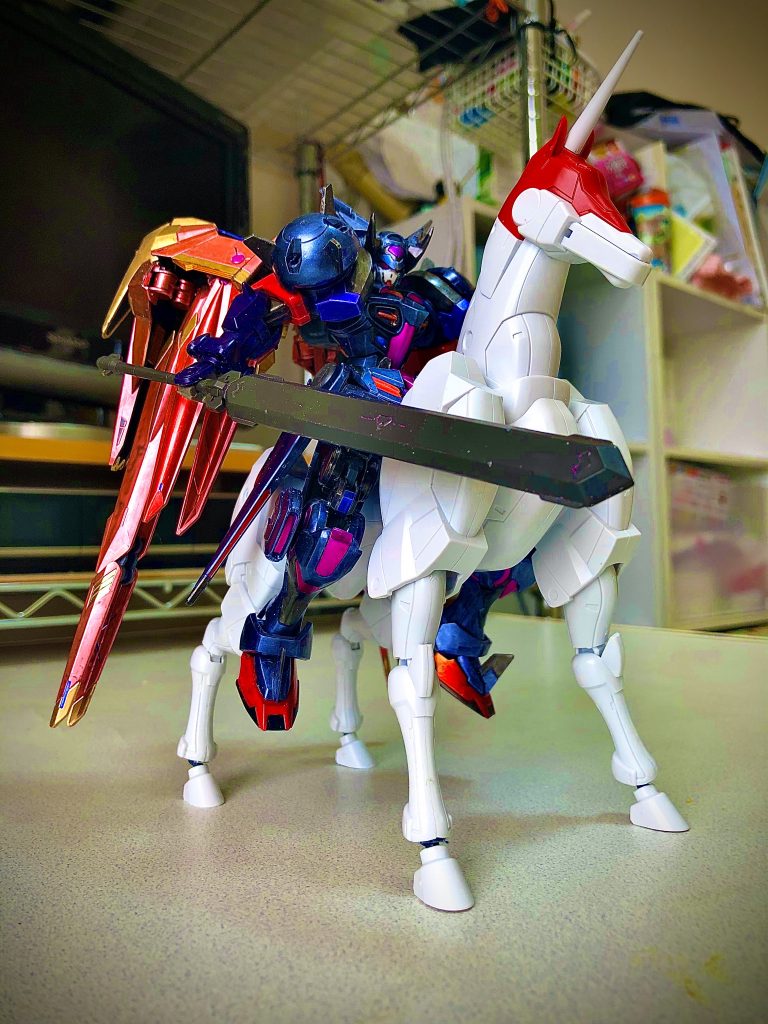 名馬と共に。(※設定は考えず、撮りたくて、撮っただけの写真です)
…というわけで、昨日アップしたトライガンダムの宿敵となる『G-ハオウ』でした。