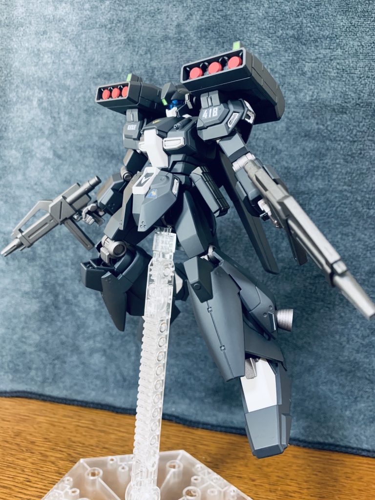 ピコ大尉機の特徴である2丁ライフルは、システムウェポンの左持ち手を使って装備しています。