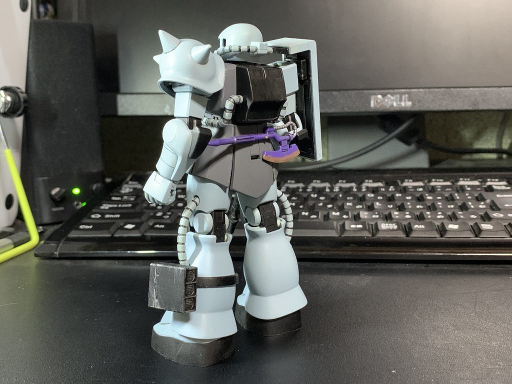 寒ザクとか呼ばれてる。
そもそものデザインに諸説ある。
ギレンの野望の服を着たタイプ、MGver.1体型の白とグレーのタイプ、戦場の絆の青みのかかった白とグレーのタイプ。