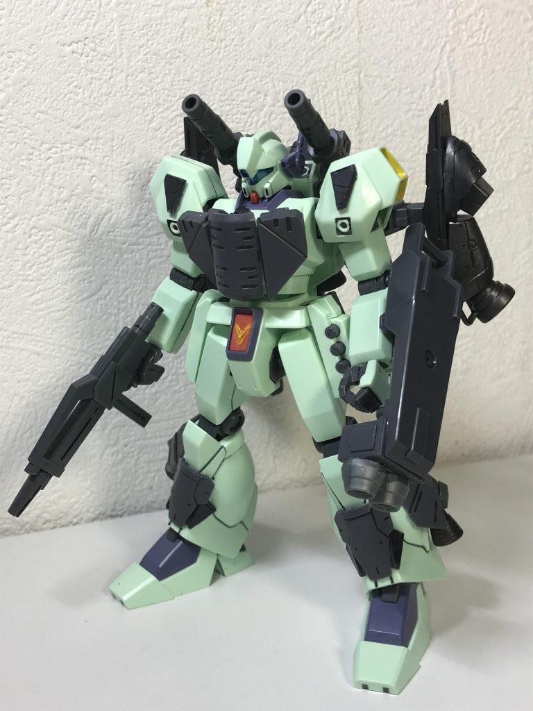 全体像です。武装はビームライフル、小型シールド(2連装ビームキャノン及びビームスパイク付き)、ビームキャノン、ビームサーベル、小型ナイフ、ハンドグレネード、バルカン・ポッド・システムです。主な改造点はバックパック上部のサブスラスターをキャノンに換装、バックパックへのスラスター&ユニバーサルブースターユニット&プロペラントタンクの追加、肩部&胸部&脚部への装甲追加、脚部へのスラスター追加、小型ナイフの追加です