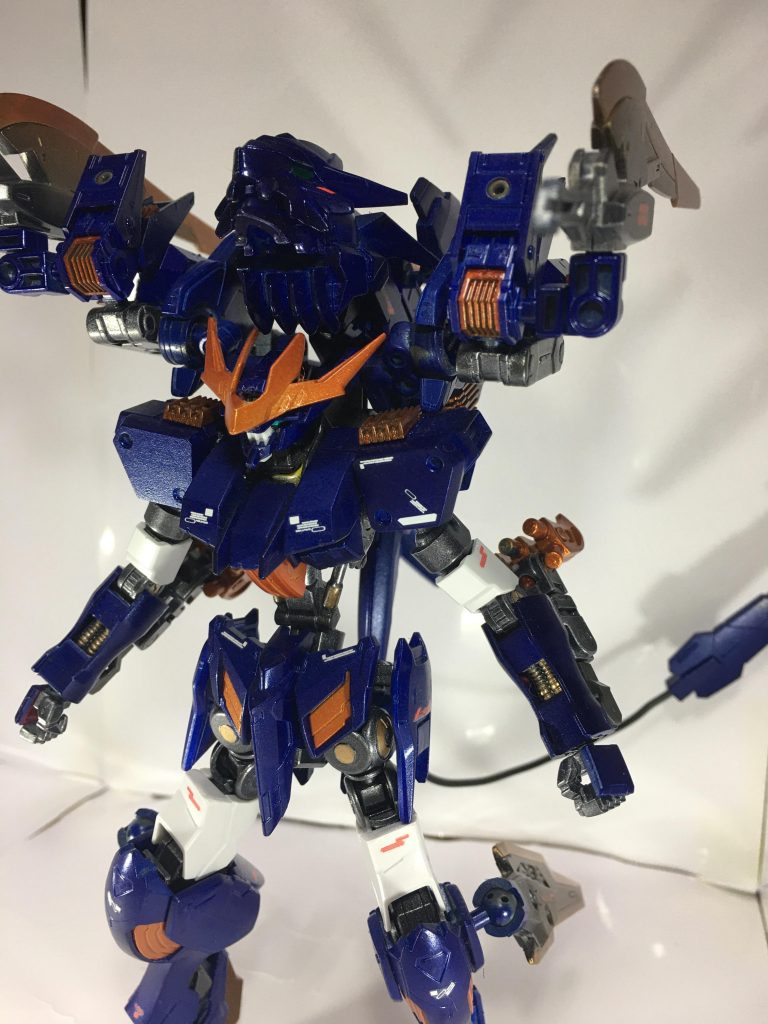 フラウロス雷牙はガンダムフレーム特有の豪快さと、しなやかさを併せ持ち、ビーム兵器をほぼ無効化するナノラミネート装甲を有しているため、ミカの被弾をものともせず敵に突っ込んでいくバトルスタイルを反映した物となっている。
「多少の被弾じゃあたしを止められないよ!!」
ミカはただ闇雲に突っ込んでいるのでは無く、受ける攻撃と避ける攻撃を見極めているのである。