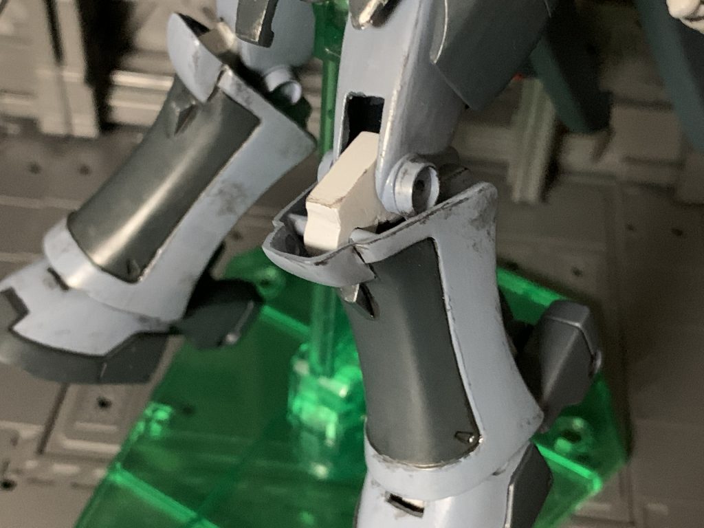 太腿パーツをカットしパテで形を整えて膝関節をでっち上げてます。
可動範囲はせいぜい75°くらいですが…