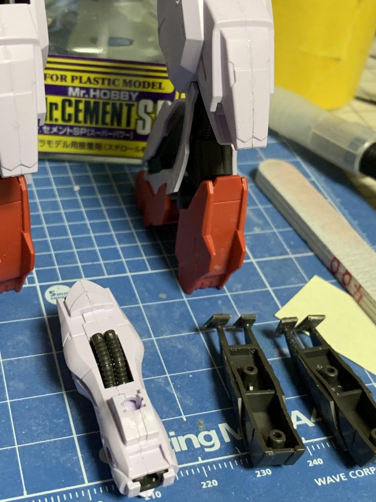 合わせ目消し及びクロー先端をシャープ化する為にランナータグを接着中。ブレードも同様にタグを接着してシャープ化させました。