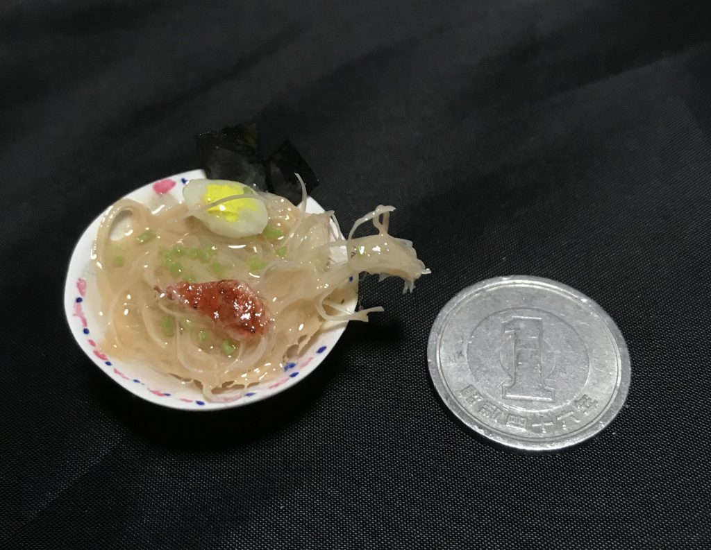 豚骨ラーメンです。
プラ板で丼を作り麺はグルーガンのグルーを細く伸ばしてスープは調色したUVレジンです。
この作品で一番気合が入ってる見所です!
気が向いたらバージョンアップで明太子やもつ鍋とかも作って装備させたいものです!
最後まで見て頂きありがとうございます。