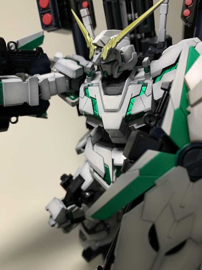 サイコフレーム部分はシルバーを下地にクリアグリーン＋クリアブルーのエメラルドグリーンを拭いてます。アンテナはシルバー下地にクリアゴールドです。