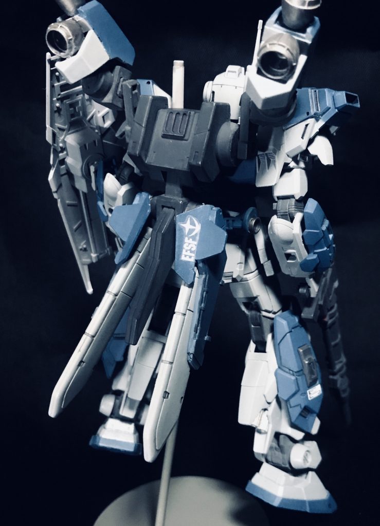 背面より。バーニアはグレイズの太ももを改造しています。