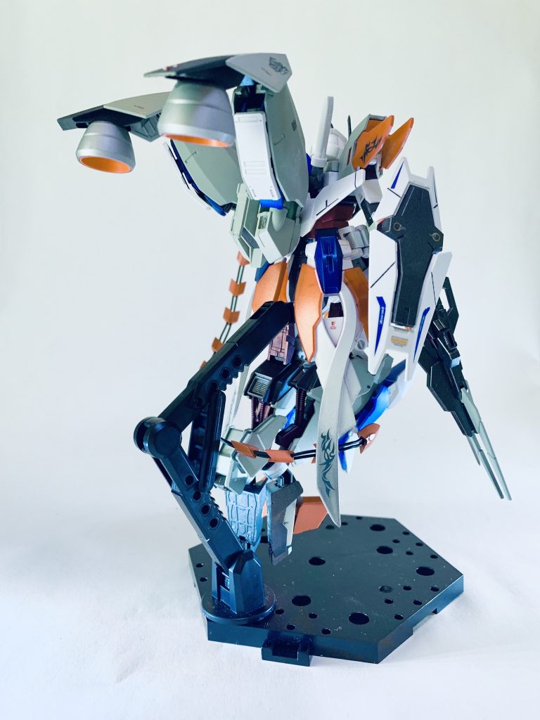 後ろから見るとフルバーニアン的なシルエットに見えるように考えました。