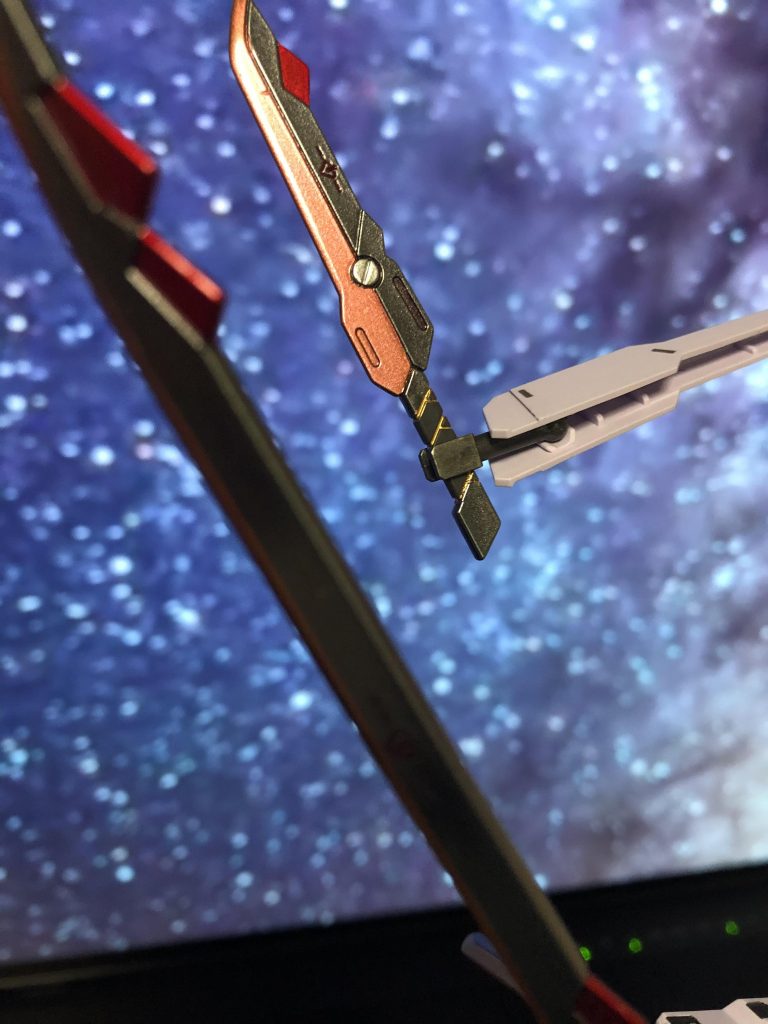 ナイフと太刀はシャープ化し丁寧に塗り分け刃の部分はレアメタルを研ぎ出した感じを出したかったので、角度で色が変わる変光塗料で塗装しました。地味に1番面倒な部分でした