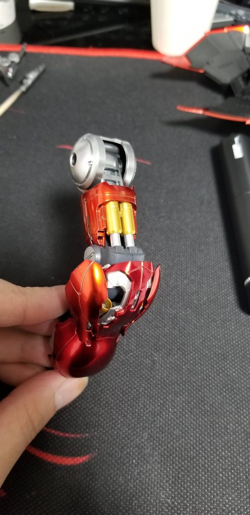 最後は腕です。腕の曲げ具合で見えるシルバーのシリンダーがいいですね。
初めての高い限定版プラモだけに、手を出すのも躊躇われましたが、塗ってより一段と愛着がわきました。
お気軽に是非!と進められるキットではありませんが…満足感はひとしおです( ˘ω˘)
では、ご覧頂きありがとうございました。