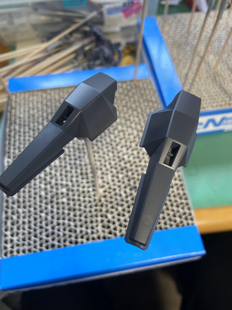 紺色部分にはこだわりました。左が採用した色です。全体的に彩度を落として大人しめな色合いにしています。