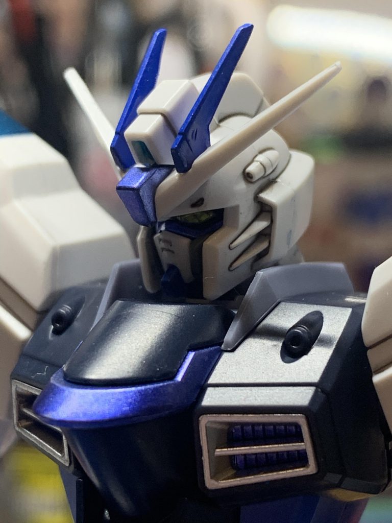 塗装がやたら剥げたのでメタバイオレットに変更しました。こっちの方が落ちついた感が出てるから変えてよかったです。
ツインアイは塗った方がシールよりも引き締まった感じがあってよりイケメンフェイスになりますね。