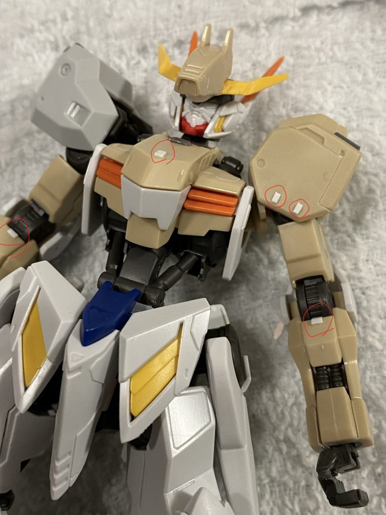 赤く囲んだ所にプラ板を貼ってディテールアップ