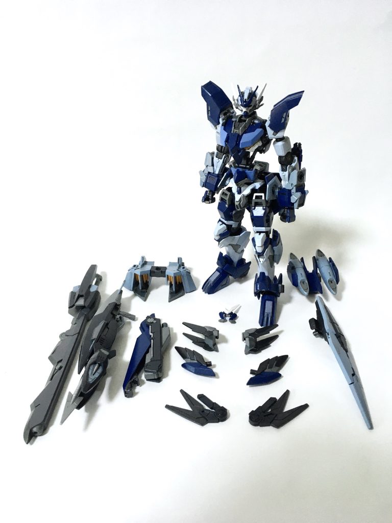 全装備を外したスタティックディスプレイ。大型フローター、頭部追加装甲もパージ可能でドクロを彷彿させるマスクも健在！になってます。