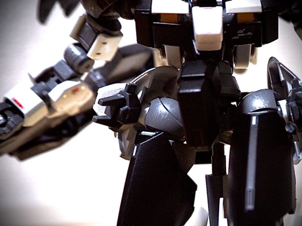 ショットアンカー
主に小惑星帯での移動に用いる。
作戦によっては、狙撃ポイントへ相手に気付かれず移動を行う為にリアクター及びスラスターを切り、本装備のみで移動を行うケースもある。
長々と書きましたけど射出時の写真撮ってなかった!!!