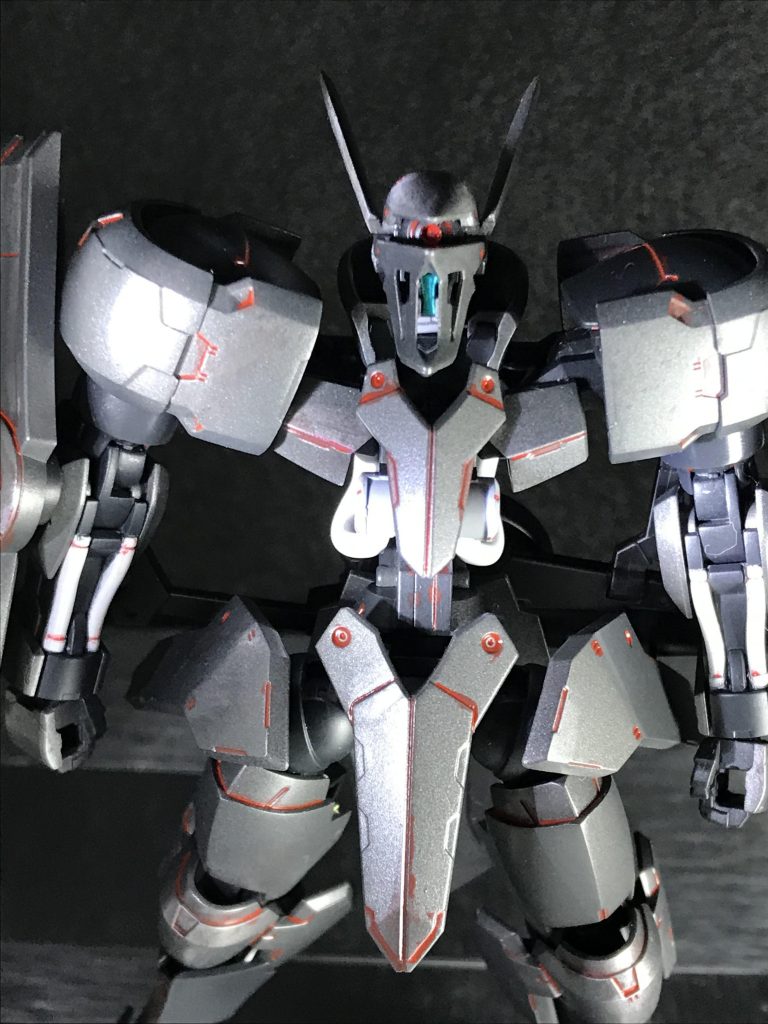 頭部のメタリックブルーは商品付属のシールを使用。また、アンテナとソードは先端をシャープ化してます。