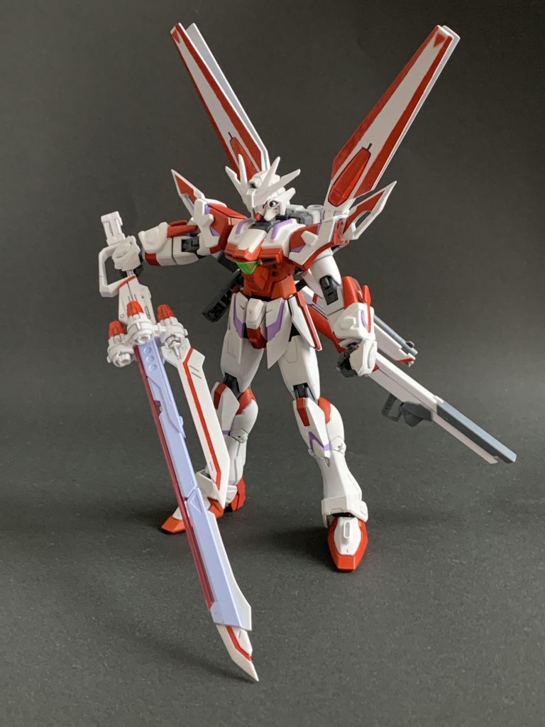 その後改造したものです。
アロンダイトのビームエフェクトはクリアパーツのランナーを切り取って噛ませています。よく外れるので完成作品には取り付けず撮影しました。