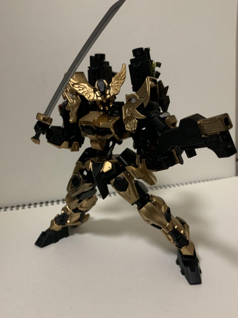 KUNITSUNA装備
元々は豊臣秀吉ガンダムの刀の鞘だったのですがモールドがそれっぽかったので銃にしてみました