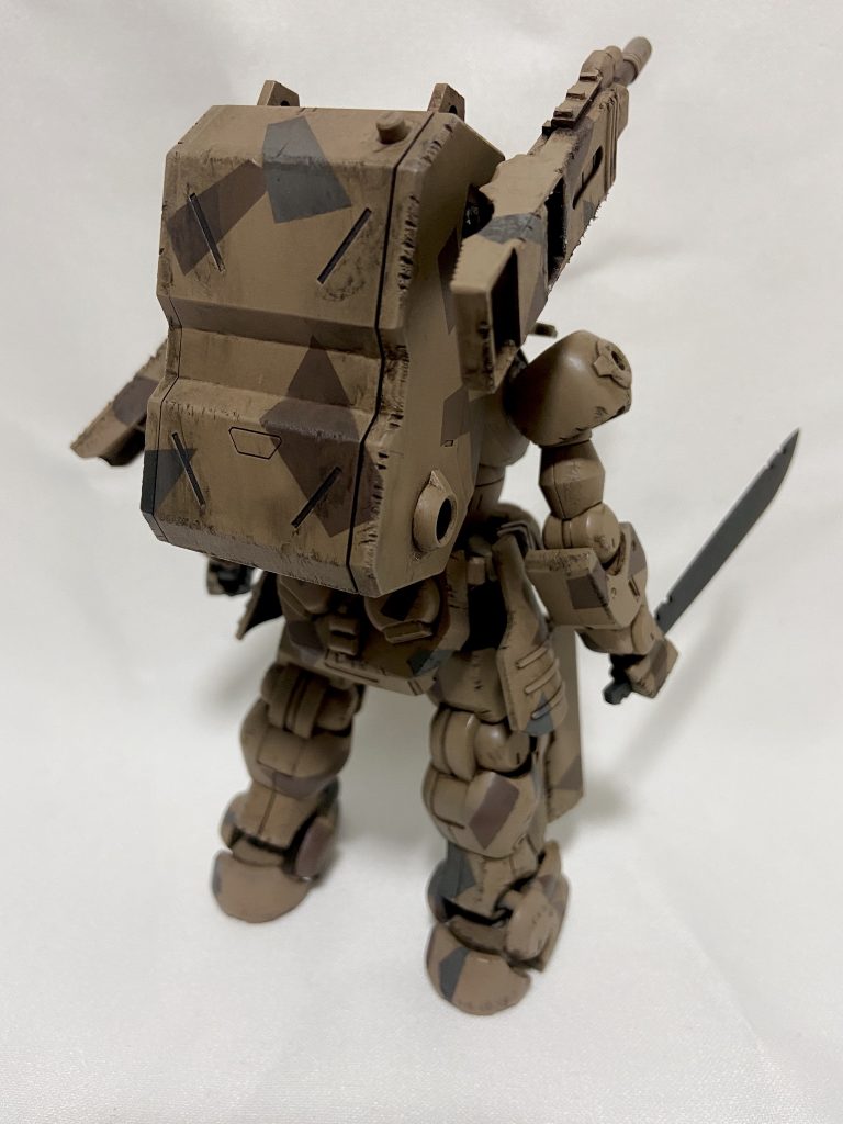 思い切ってガンダムという世界観ではなく新しいSFミリタリーアニメとして考えて作ってみました。バックスカートにはスモークグレネードをランナーを加工し追加。