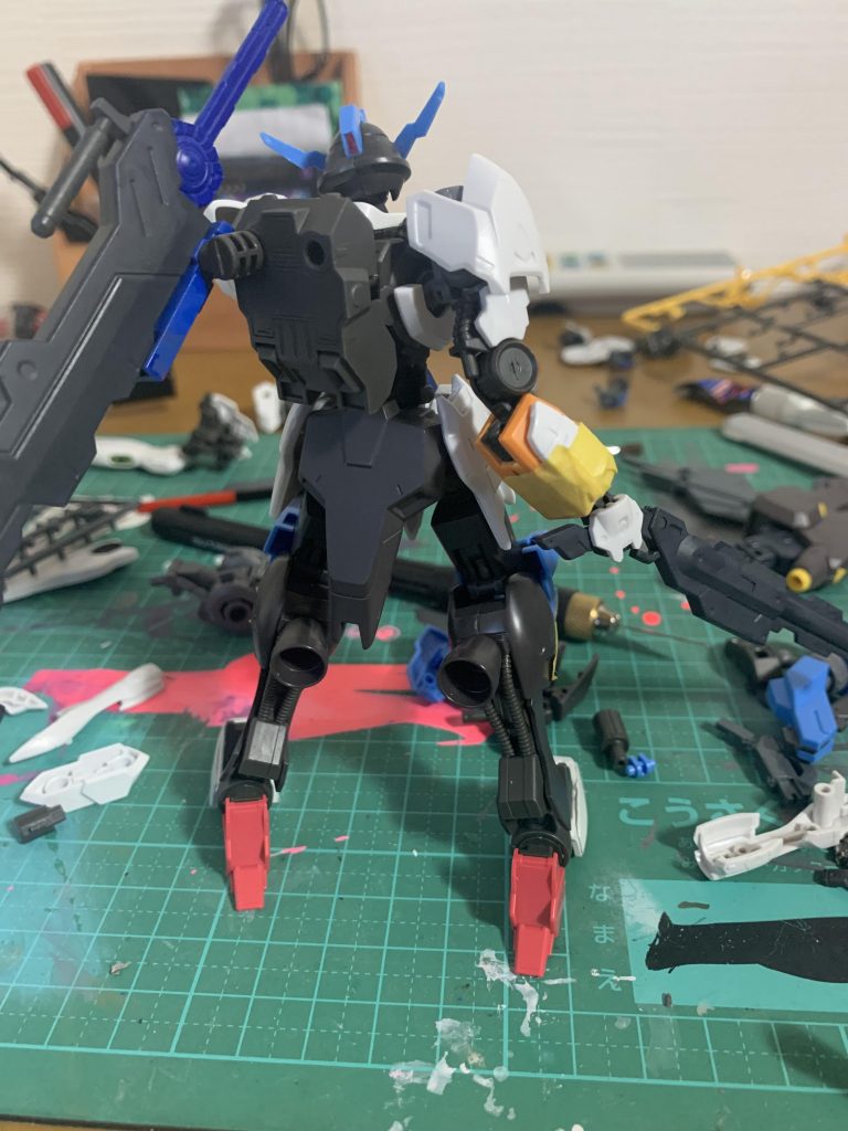 まだ腕に接続部分をつける予定は無かったです
作ってたら……やっぱりロマンが足りなくてw
んで色々試行錯誤をして今のヘルヴィダールになりました