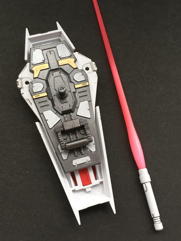 サーベルはとある方のブログを参考に3色でグラデーションに。
シールドはかなり粗いですがエナメルで筆塗りしました。
写真はありませんがナイフはグレー1色だったのでバーニア塗装のついでに刃をシルバーにしています。