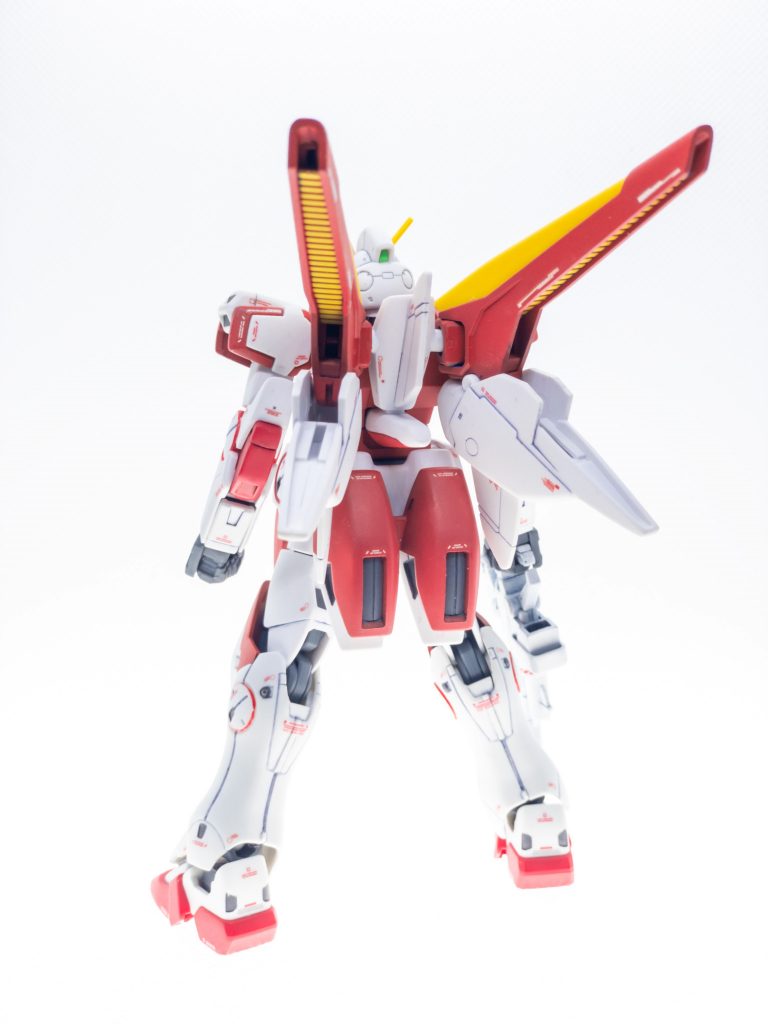 ミノフスキードライブの下部と腰部のマイクロミサイルポッドはV2バスターガンダムのものを使用。