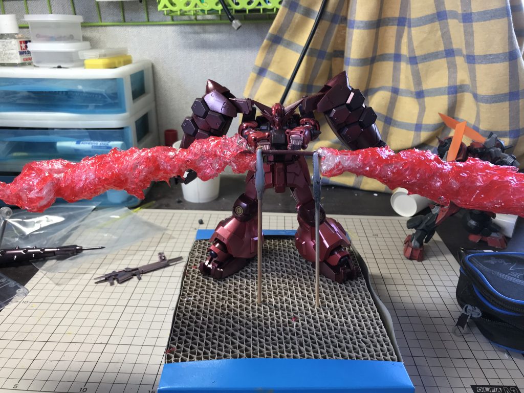 必殺技のエフェクトはランナープラ棒にラップを巻きつけてその上から透明ポリパテにクリアカラーを混ぜて色をつけた物を塗りたくって作りました。ポリパテが重くこの大きさのものだとただのプラ棒だと重みで曲がってしまいます