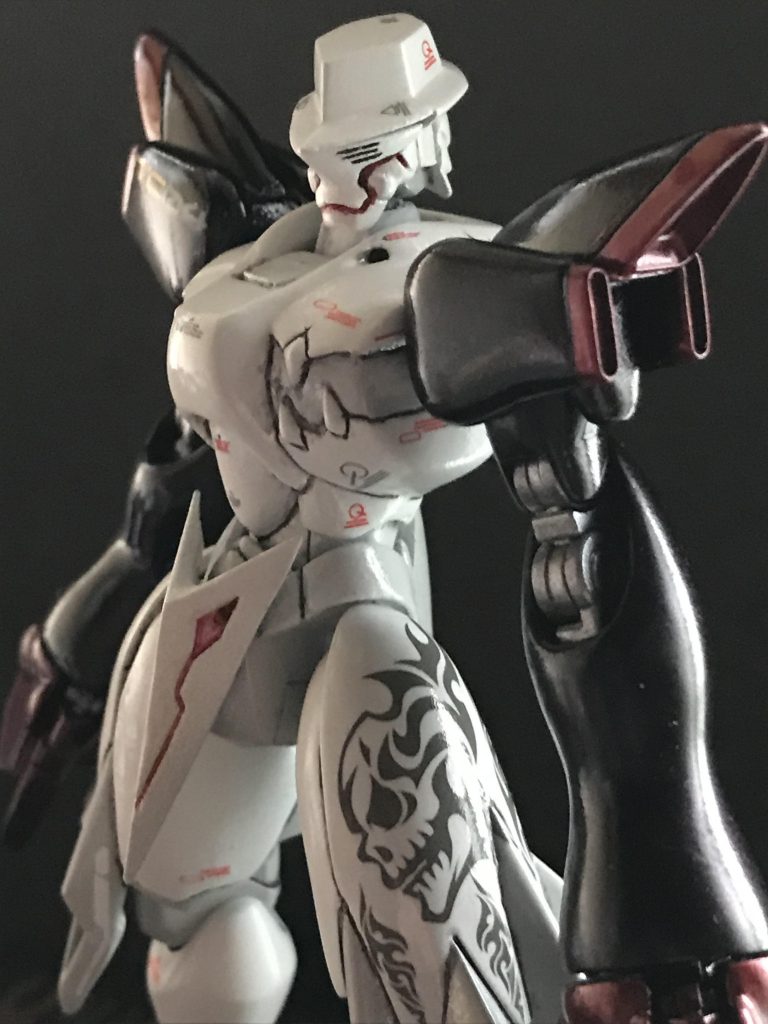 全体的に白黒のシンプルな配色なので、随所にHiQパーツさんの『タトゥーデカール』を貼ってみました。少しやりすぎてしまった感がありますが…😅