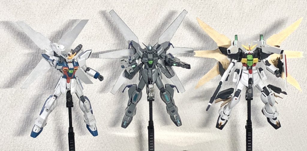 中央の機体の妄想設定ではこの3機でサテライトキャノンをぶっ放すシーンはあり得ないのですが、一応記念撮影。